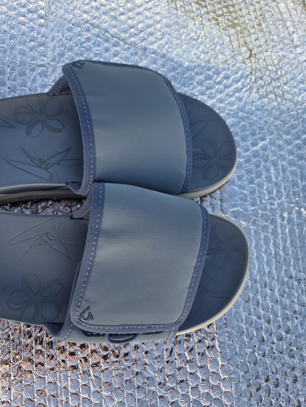 Olukai Nu'a Olu Women's Slide Sandals With Embossed Floral Footbed View 3